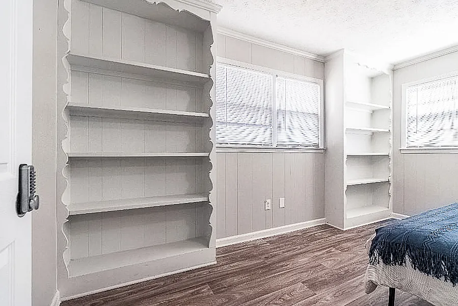 4 bed, 3.0 bath, 2342 sqft, $698 — Photo 2
