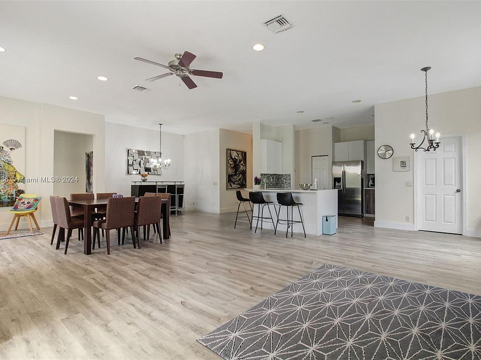 1st image of 749 Tulip Cir