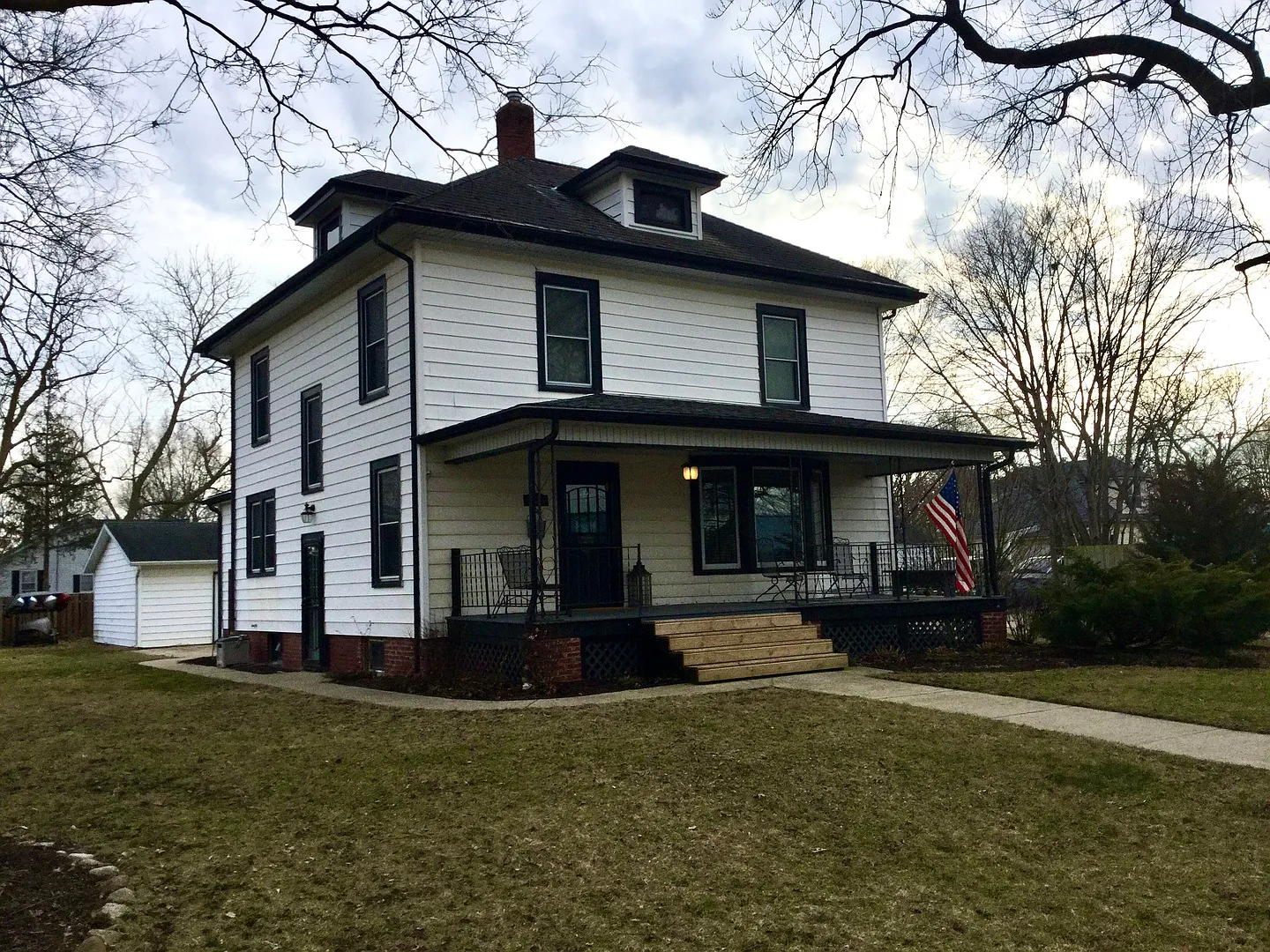 107 E Center St photo 1