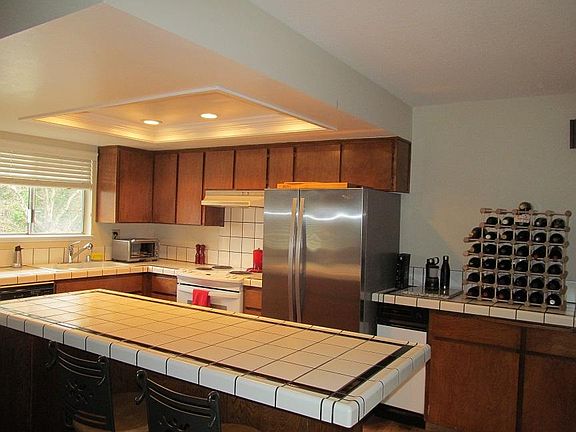 Kitchen with breakfast bar