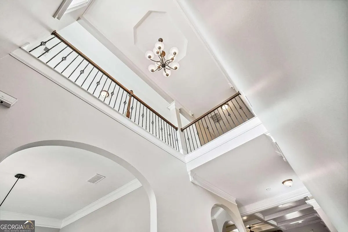 7 bed, 4.5 bath, 6789 sqft, $6,500 — Photo 2