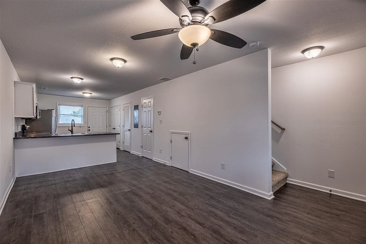 2 bed, 960 sqft, $900 — Photo 2