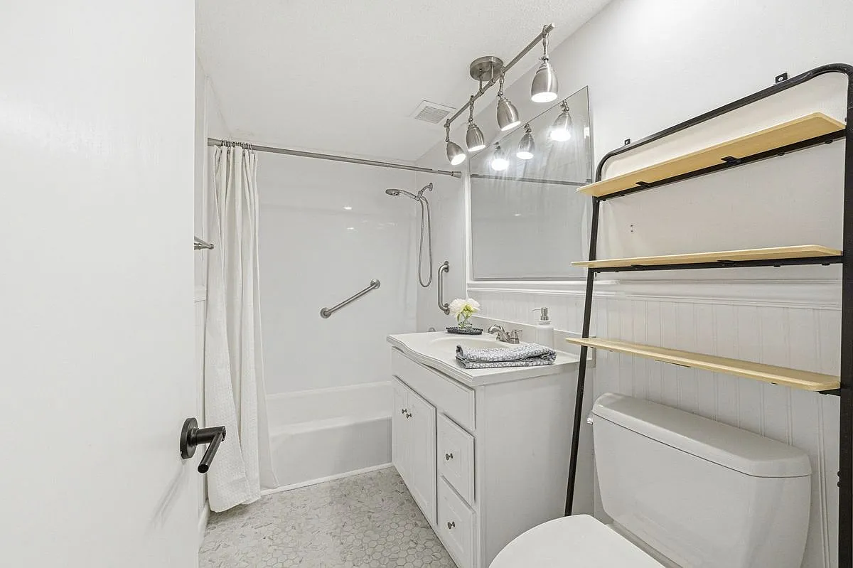 2 bed, 1.0 bath, 864 sqft, $2,600 — Photo 4