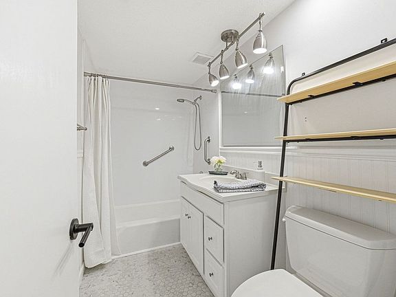 4th image of 27 Arlington Rd #3