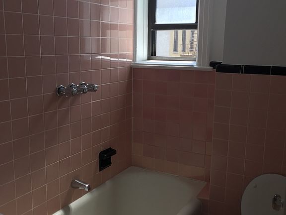 4th image of 2555 32nd St #12
