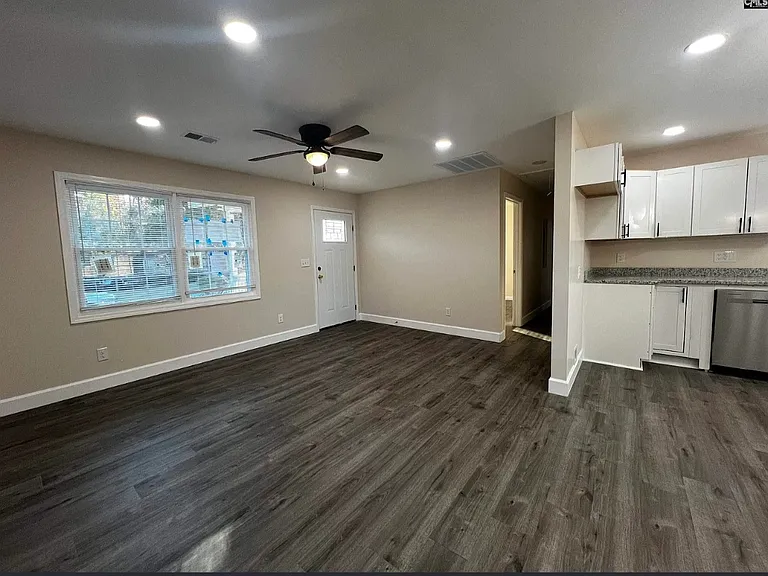 832 Newman St — Photo 4