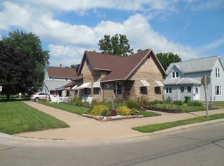 1022 S 8th St, Clinton, IA 52732