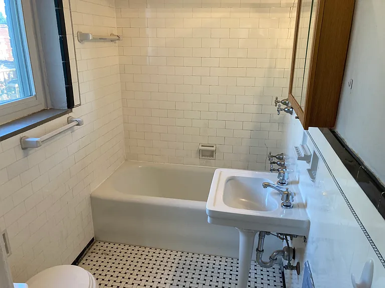 Mount Lebanon Close To Trolley /GARAGE — Photo 4