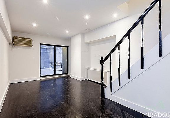 5th image of 10 E 13th St APT Le