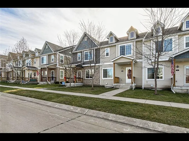 34 SE Booth Ave — Photo 2