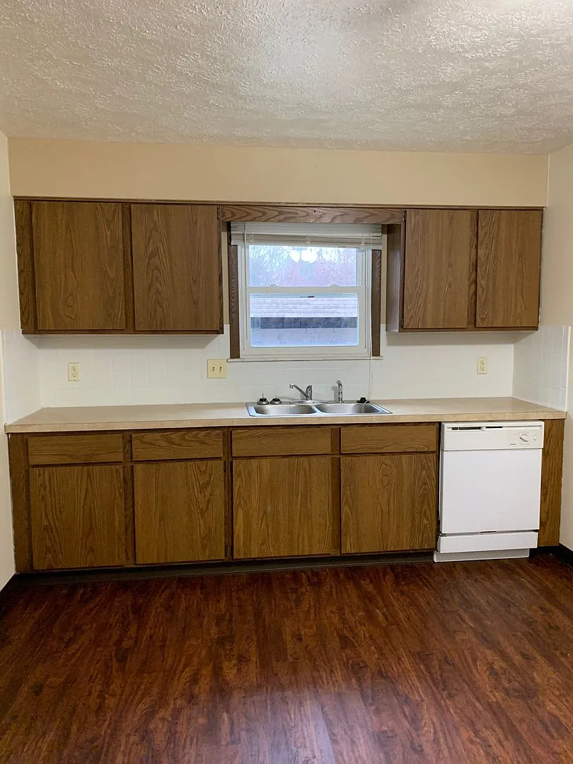 Stadler Ave Apartments 8154 — Photo 4