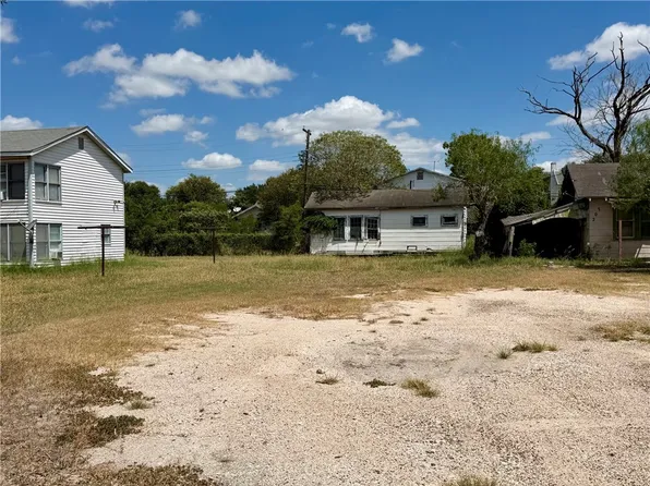 704 W Nettie Ave, Kingsville, TX 78363