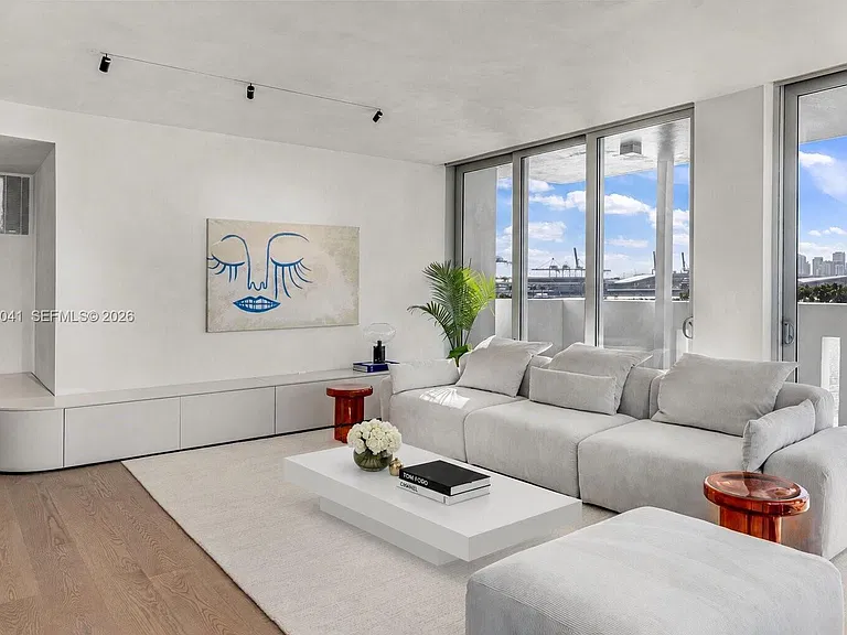 800 West Ave #11 — Photo 2