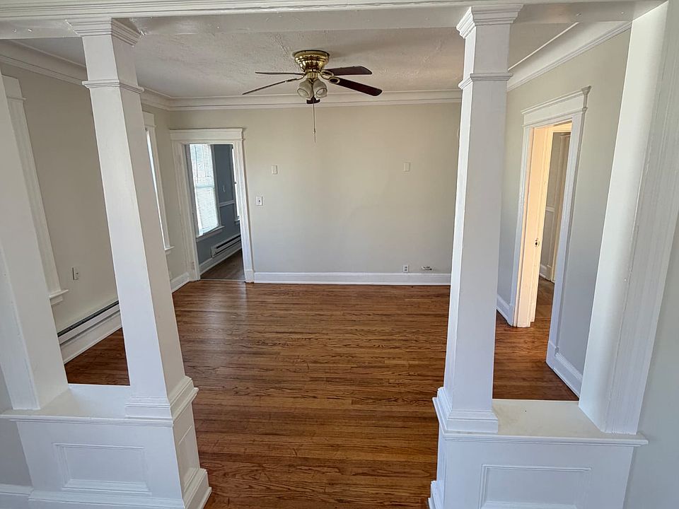 Living/dining room 1/2