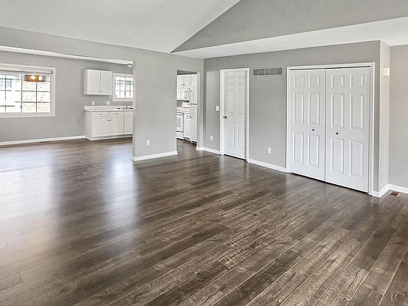5th image of 45431 Nottingham Dr