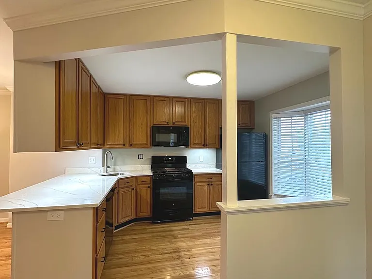 2120 N Tazewell Ct — Photo 5