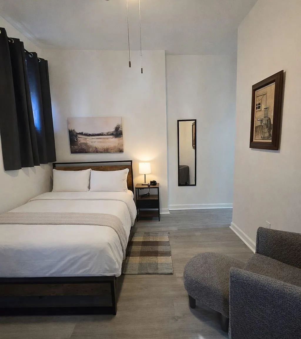 4 bed, 5.0 bath, 2340 sqft, $996 — Photo 3