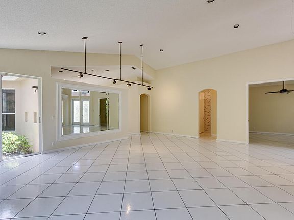 5th image of 10818 Fairmont Village Dr