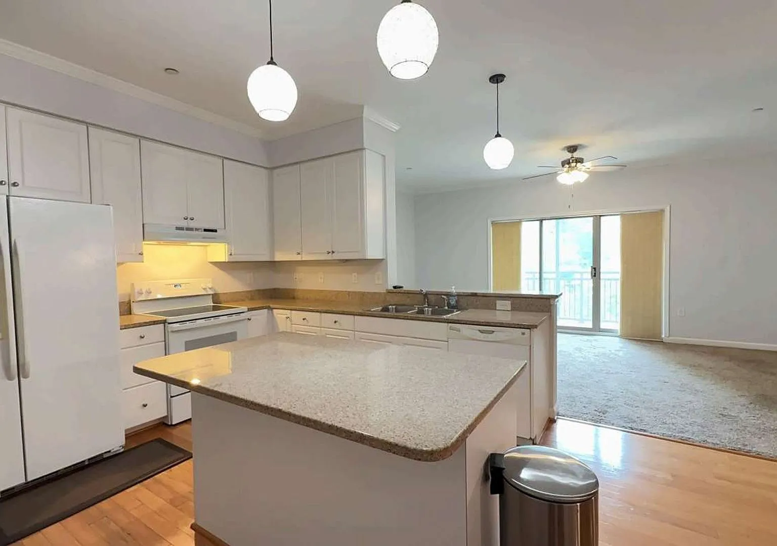 Charming 2-Bedroom Condo in Port Warwick — Photo 2