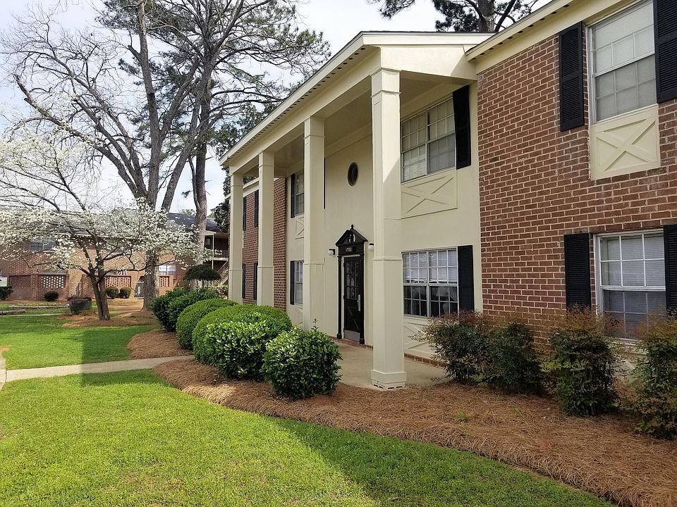 Shoreham Apartments is beautifully landscaped