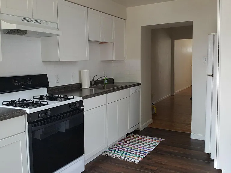 172 Dupont St — Photo 4