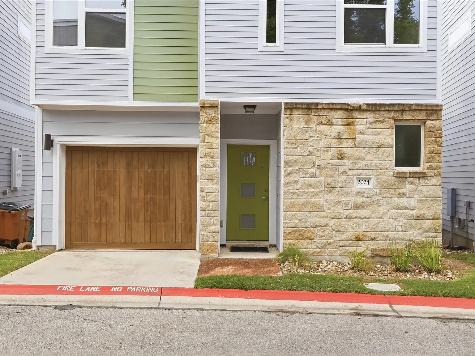 3 bed, 2.5 bath, 1602 sqft, $2,600 — Photo 2