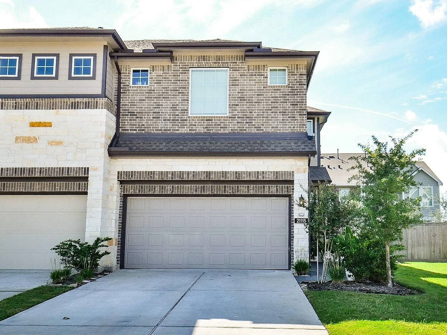 3 bed, 2.5 bath, 1674 sqft, $2,300 — Photo 2