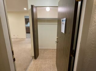 378 Sandalwood Ln APT B1, Schaumburg, IL 60193