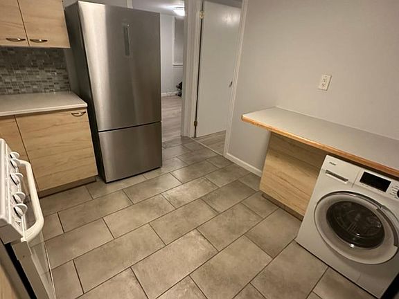 5th image of 64 John St #B