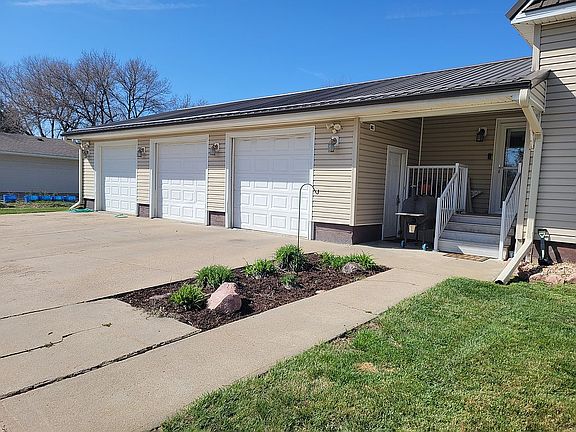 Huge 3 stall garage!