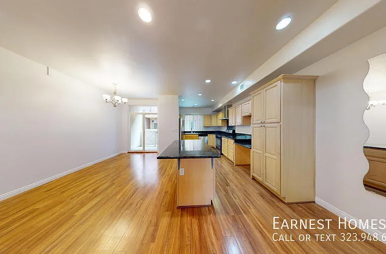 11622 Oxnard St — Photo 10