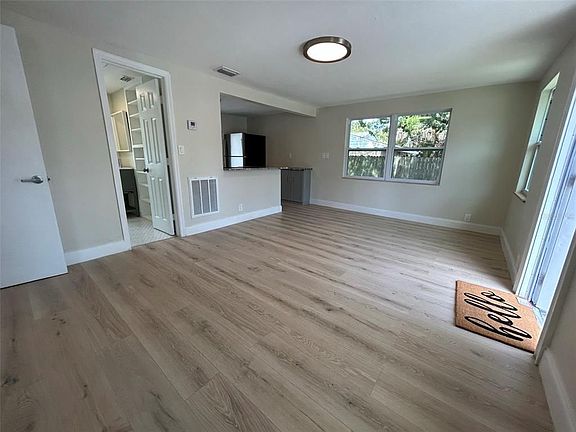 4th image of 626 29th Ave S