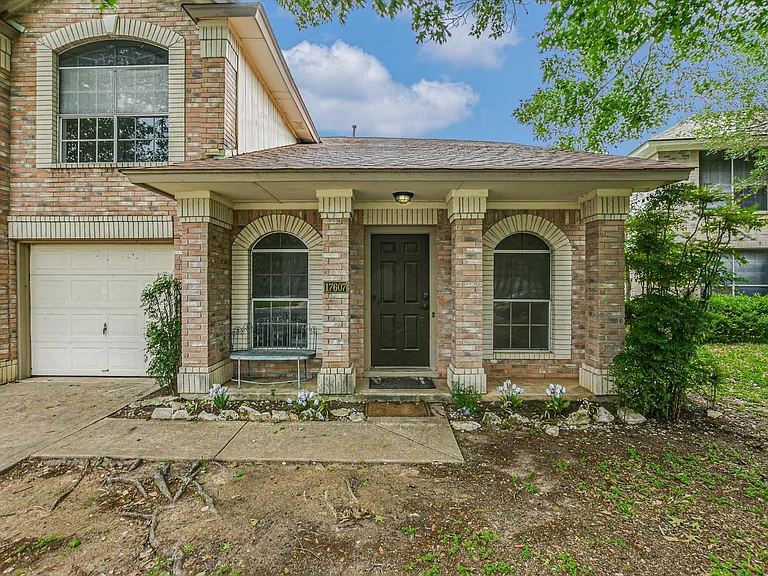 17607 Klamath Falls Dr — Photo 2
