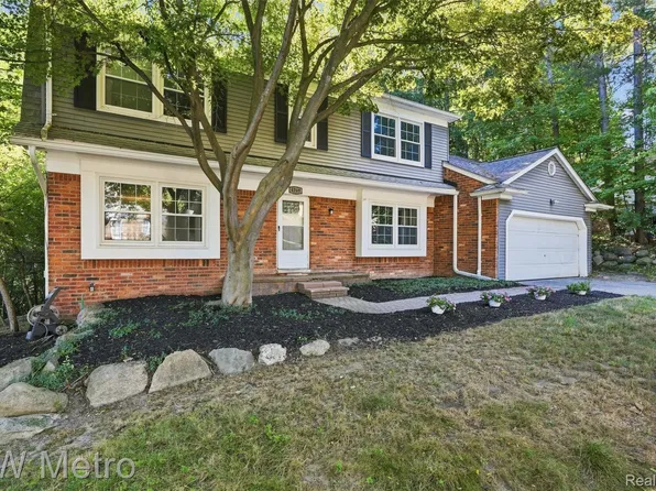 4769 Hardwoods Dr, West Bloomfield, MI 48323