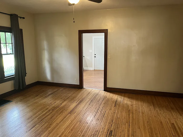 1218 N Limestone St — Photo 3