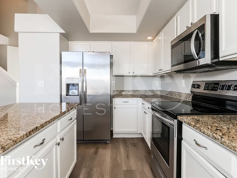 11009 W Frier Dr — Photo 8