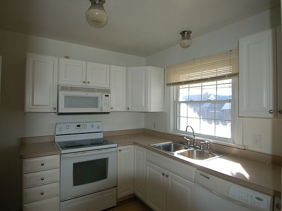 5th image of 2940 Revere Ave