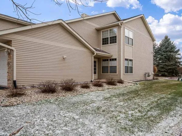 5683 Oak Village Dr, Roscoe, IL 61073