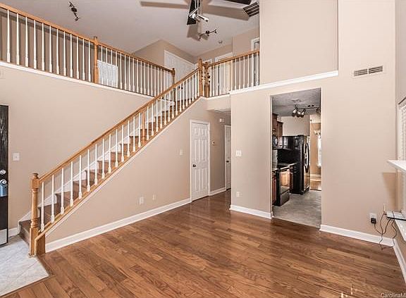 5th image of 2620 Meadow Knoll Dr