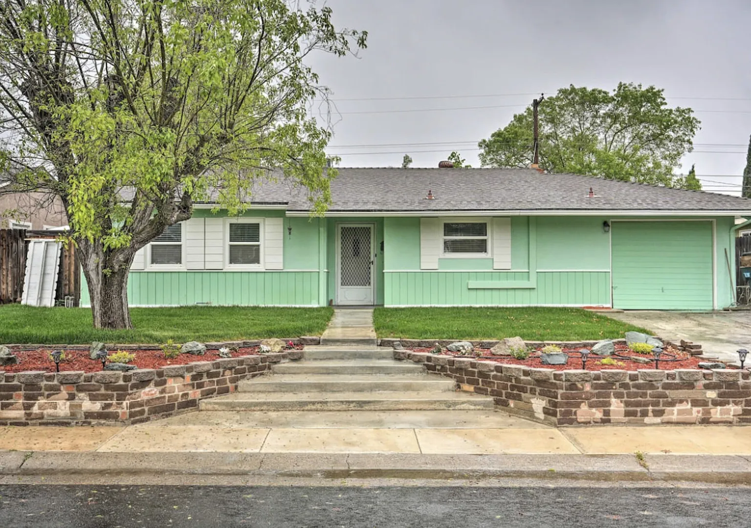 Fully Furnished Home in Central Sacramento — Photo 1