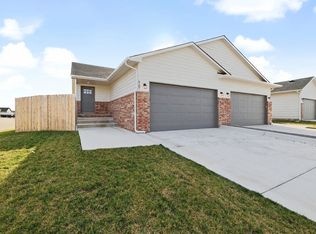 9285 E Fox Pointe Cir, Wichita, KS 67226