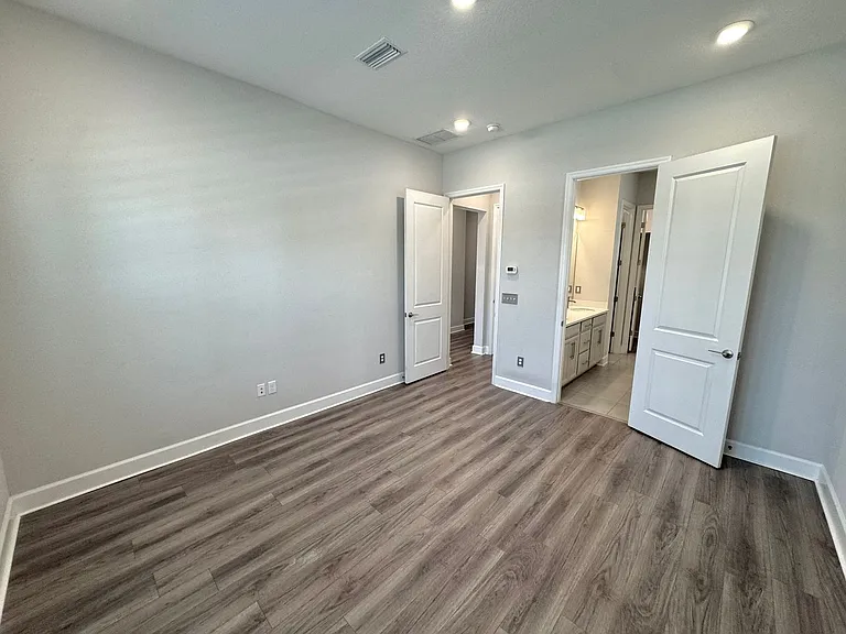 77 Park Center Ave — Photo 12