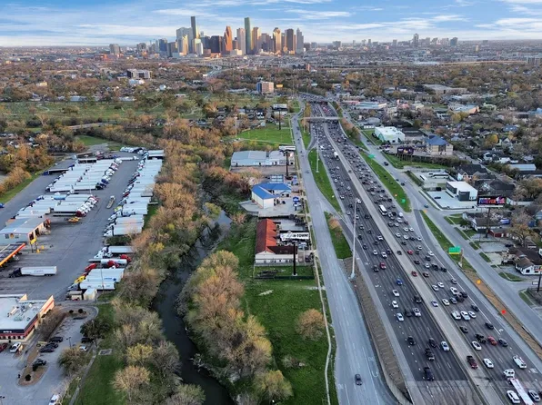 2636 Freeway, Houston, TX 77009