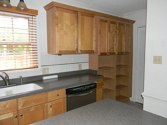 5th image of 817 Stone Dr