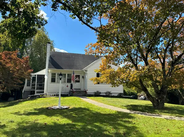 7 Short Hill Dr, Poughkeepsie, NY 12603