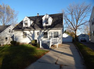 624 Pleasant View Street, Wauwatosa, WI 53226