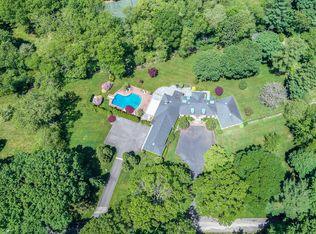 2 Country Ln, Brookville, NY 11545