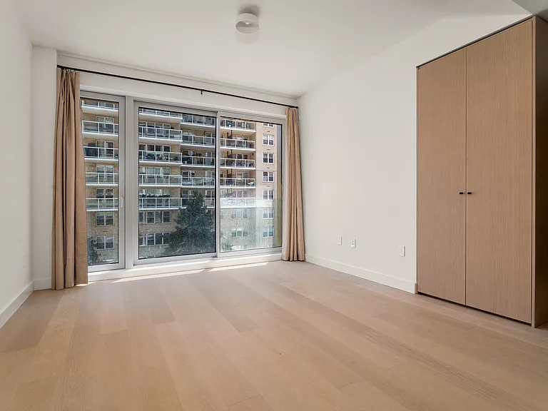 250 25th St #4C — Photo 3