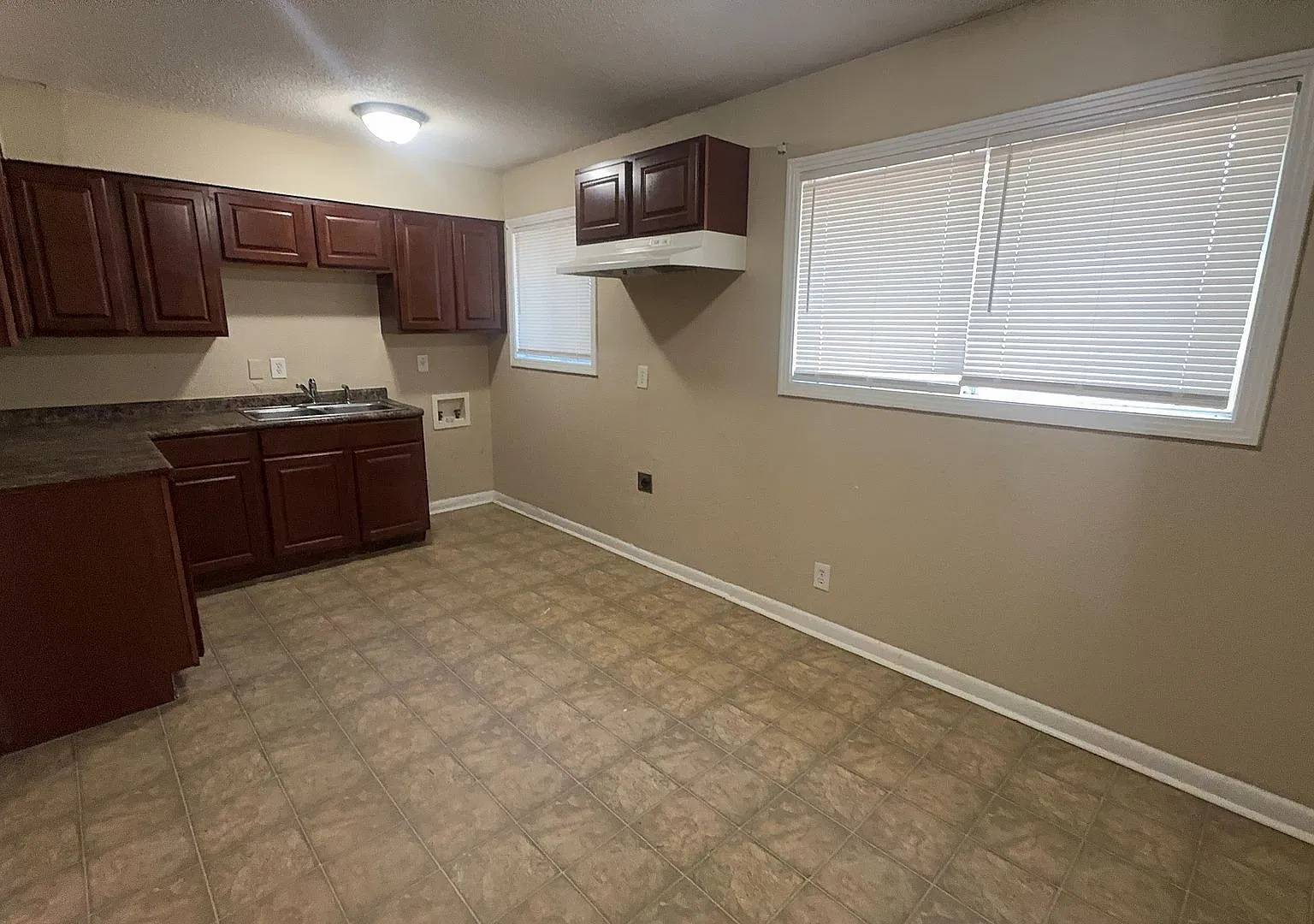 2961 S Goodlett St — Photo 2