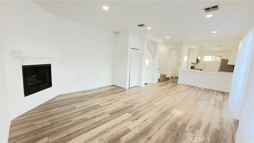 2 bed, 2.5 bath, 1300 sqft, $4,250 — Photo 1